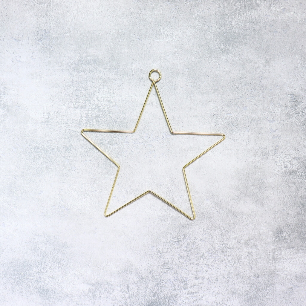 Kovová dekorační hvězda s očkem – zlatá, průměr 20 cm, elegantní kovová dekorace